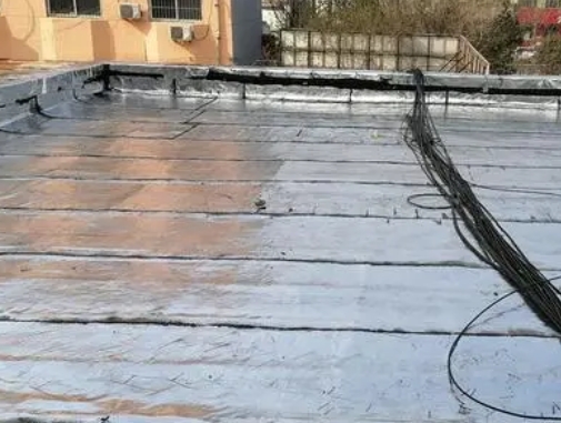 金昌卫生间漏水维修公司分享下金昌屋面楼顶防水刚性防水层施工要点。
